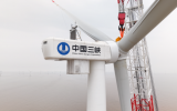 三峽江蘇大豐800兆瓦海上風(fēng)電項(xiàng)目首臺(tái)風(fēng)機(jī)成功完成吊裝